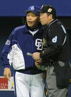 　９回、好投の山井から岩瀬への交代を告げる中日・落合監督＝２００７年１１月１日