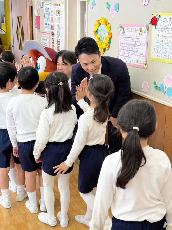 　「学用品寄贈式」に出席した則本がハイタッチでお見送り