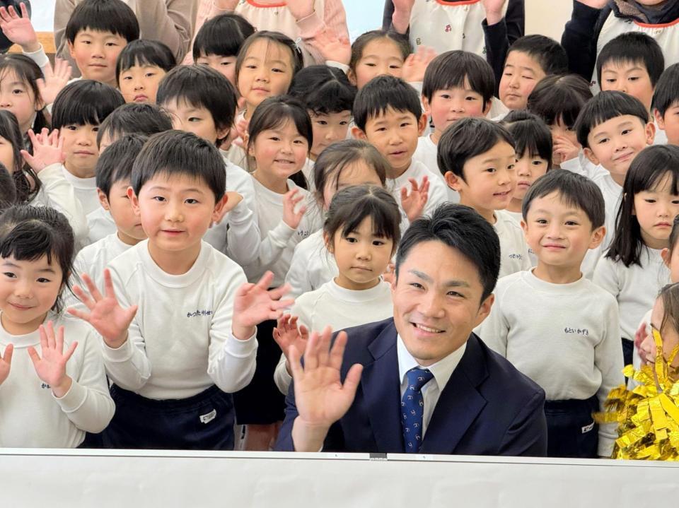 　「学用品寄贈式」に出席した則本と笑顔の子どもたち