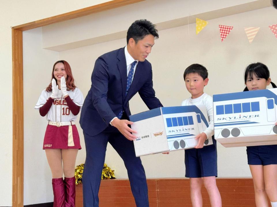 　「学用品寄贈式」に出席した則本