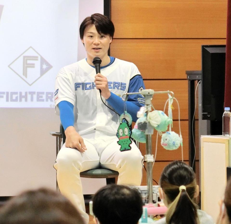 　北大病院を訪問し、入院中の子供たちと交流する山崎