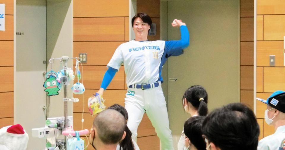 　入院中の子供たちにピッチングを披露する山崎