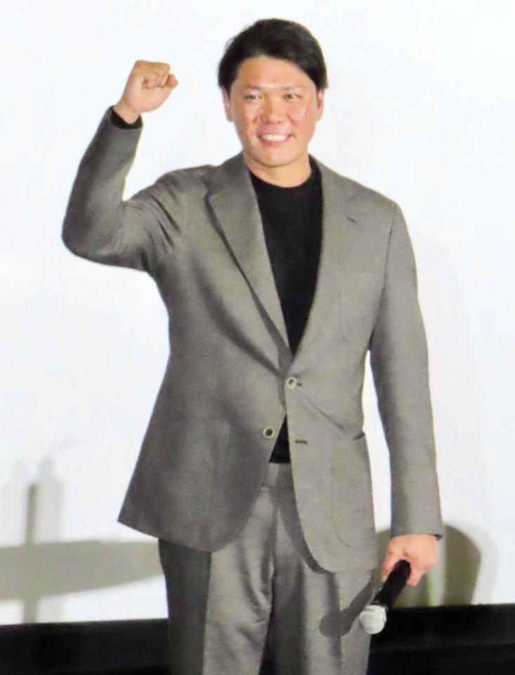 　都内でトークショーを行った坂本