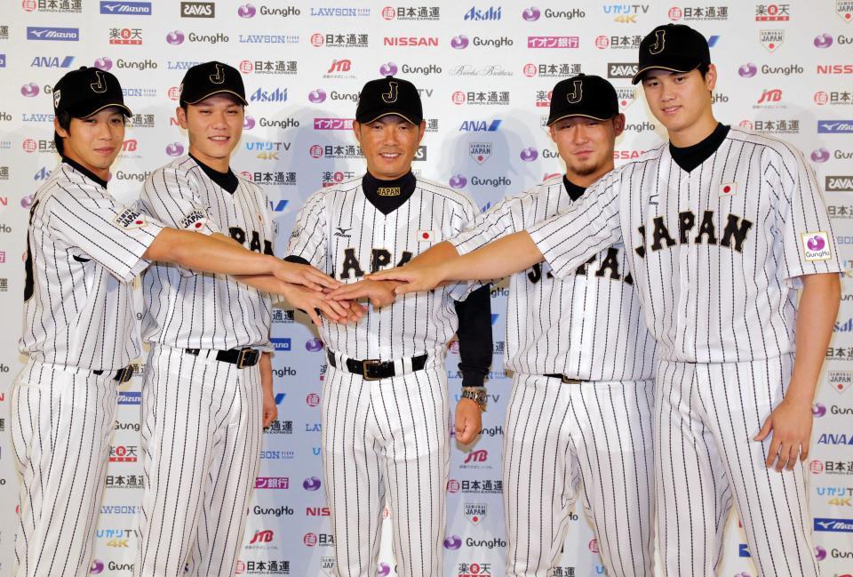 　強化試合へ向け気持ちを一つにする（左から）侍ジャパン・山田哲人、坂本勇人、小久保裕紀監督、中田翔、大谷翔平＝２０１６年７月