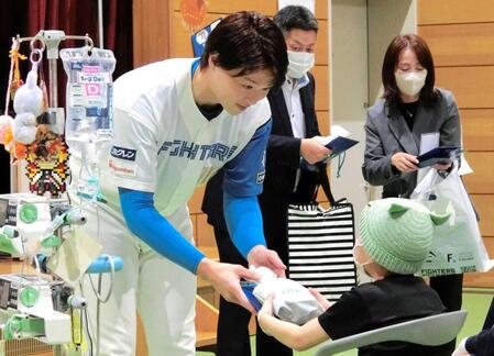日本ハム・山崎 初アーチ約束!北海道大学病院を訪問、入院中の子どもたちリクエスト 「ピッチャーなんですけど」苦笑も