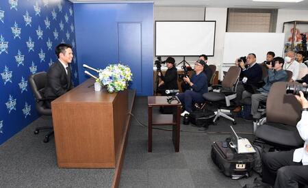 　自らＤｅＮＡ球団に申し出て退団会見を行った桑原（撮影・佐藤厚）