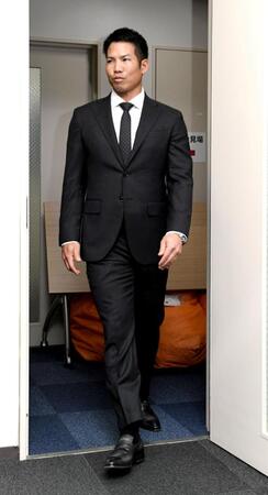 　会見場に入る桑原将志（撮影・佐藤厚）