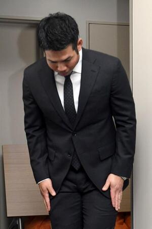 　会見前、報道陣に一礼する桑原（撮影・佐藤厚）