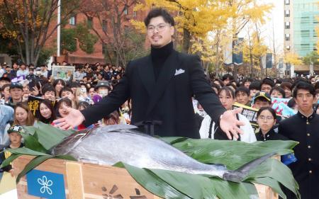 阪神・佐藤輝明に「近大マグロ」　「食べて、赤身を増やします」
