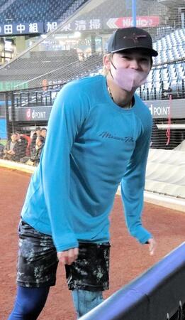 　マスク姿でアップをする田宮