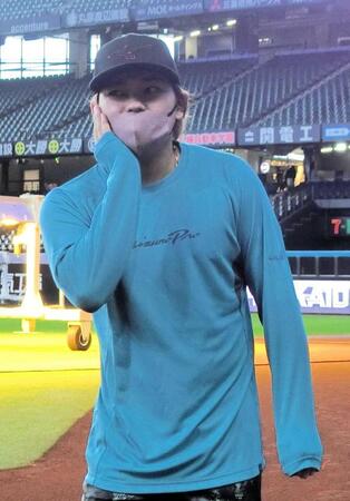 　マスク姿で右頬に手を添える田宮