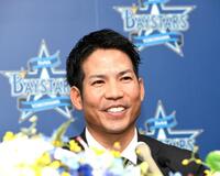 　球団やチームメイト、ファンに対し感謝の言葉を述べる桑原（撮影・佐藤厚）