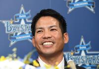 　ＤｅＮＡファンへ感謝の言葉を述べる桑原（撮影・佐藤厚）