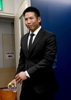 　会見を終え引き揚げる桑原（撮影・佐藤厚）