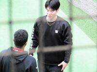 　ジャイアンツ球場での練習の合間に関係者にあいさつをする松本