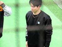 　ジャイアンツ球場で練習の合間に関係者にあいさつをする松本