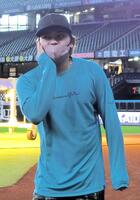 　マスク姿で右頬に手を添える田宮