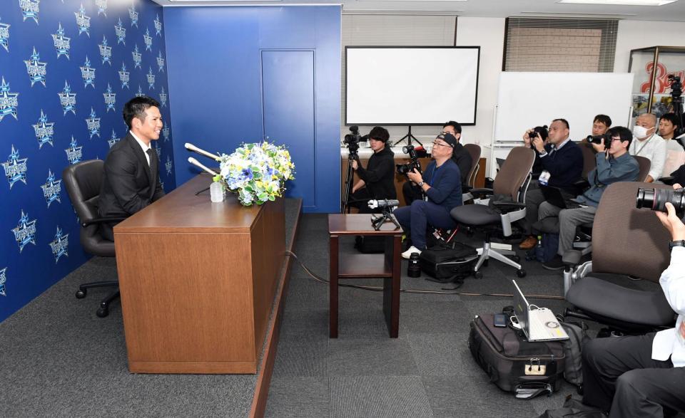 　自らＤｅＮＡ球団に申し出て退団会見を行った桑原（撮影・佐藤厚）