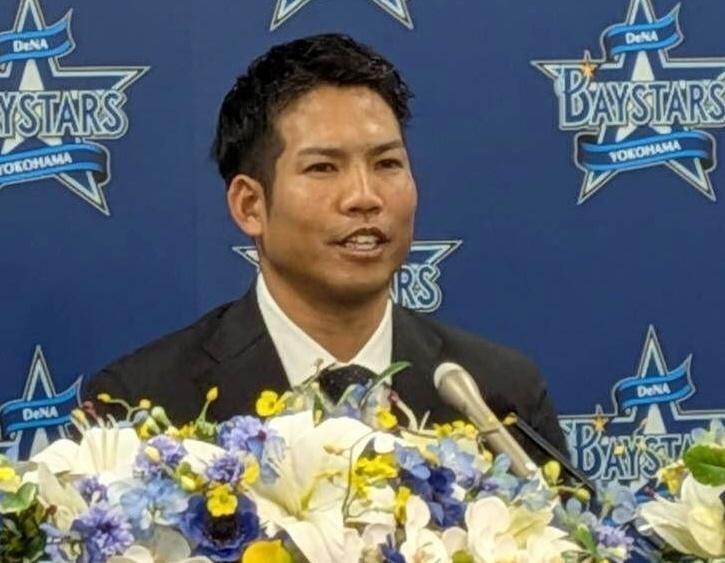 　退団会見に臨む桑原