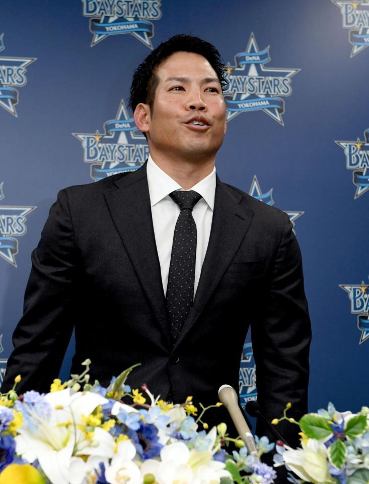 　新天地での意気込みを語る桑原（撮影・佐藤厚）