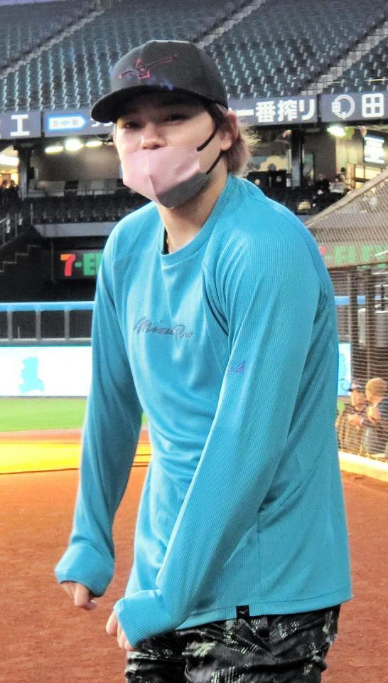 　マスク姿で自主トレを行う田宮