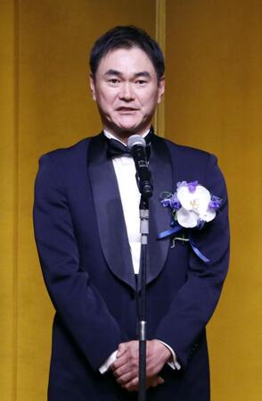 　野球殿堂入りを祝う会であいさつする岩瀬仁紀さん