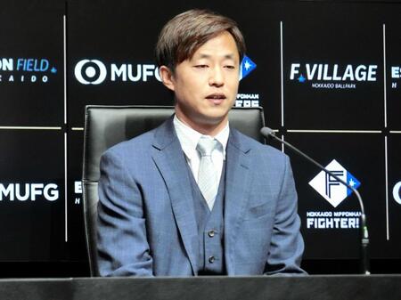 　阪神から日本ハムに移籍し、入団会見に臨む島本