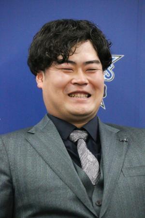 　契約交渉を終え、記者会見するＤｅＮＡの伊勢＝３日、横浜市の球団事務所