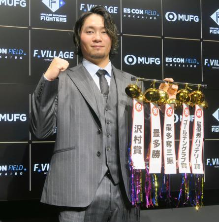 　契約更改交渉を終え、ポーズをとる日本ハム・伊藤＝３日、エスコンフィールド北海道