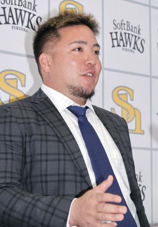 　契約更改を終え、記者会見するソフトバンク・山川＝みずほペイペイドーム