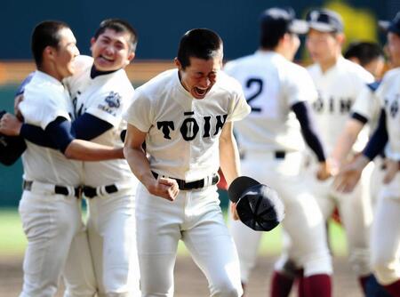 歓喜の輪から抜け出し、ひとり雄たけびを上げる大阪桐蔭の徳山（中央）＝２０１７年４月