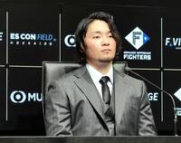 　契約を更改し、会見する伊藤