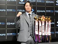 　契約を更改し、くす玉を手にポーズをとる伊藤