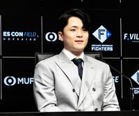 　契約を更改し、会見する郡司