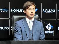 　阪神から日本ハムに移籍し、入団会見に臨む島本