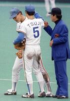 　巨人との日本シリーズで、優勝を目前に感無量の西武・清原。右は辻内野手＝８７年