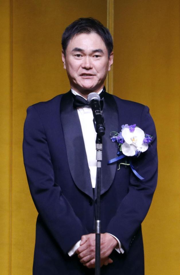 　野球殿堂入りを祝う会であいさつする岩瀬仁紀さん