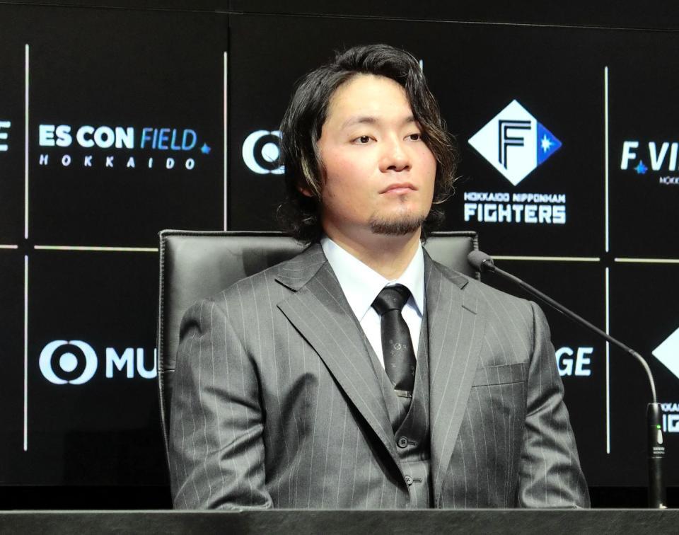 　契約を更改し、会見する伊藤