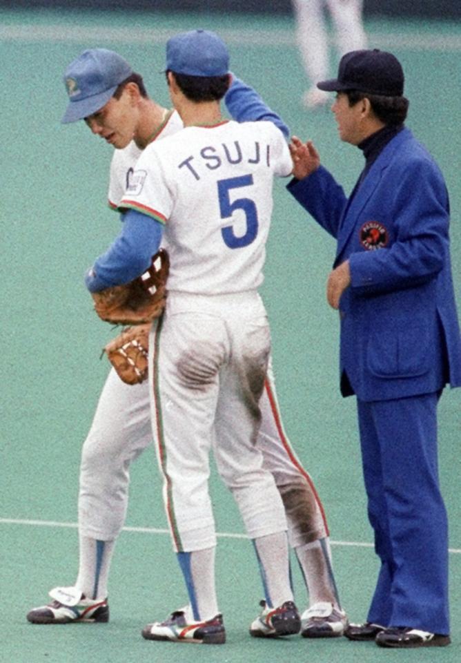 　巨人との日本シリーズで、優勝を目前に感無量の西武・清原。右は辻内野手＝８７年