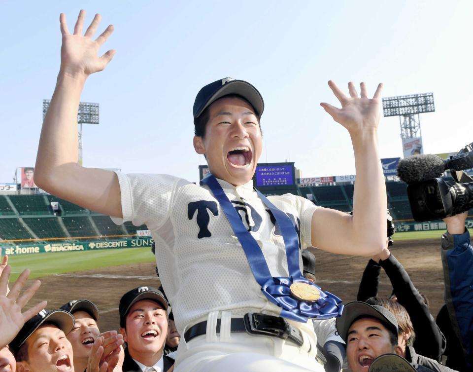 　胴上げされ満面の笑みを浮かべる大阪桐蔭・徳山＝２０１７年４月