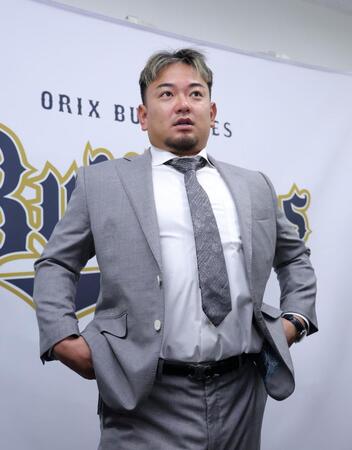 　契約更改を終えて取材に応じる森（撮影・立川洋一郎）