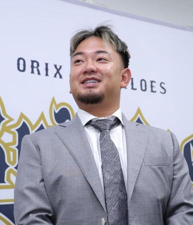 　契約更改を終えて取材に応じる森（撮影・立川洋一郎）