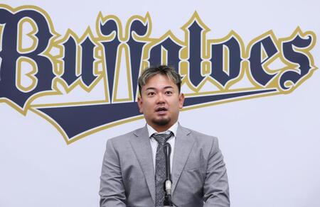 　契約を更改し会見に臨む森（撮影・立川洋一郎）