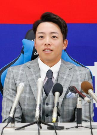 　契約を更改し、記者会見する中日・岡林＝４日、ナゴヤ球場