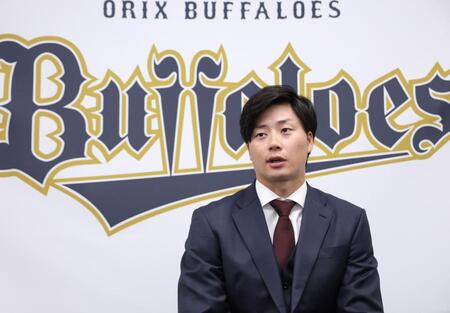 　契約更改を終えて会見する広岡（撮影・立川洋一郎）