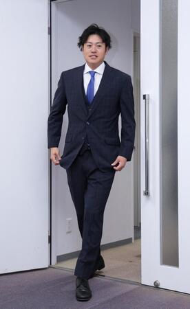 　契約を更改し会見の席へ向かう山田（撮影・立川洋一郎）