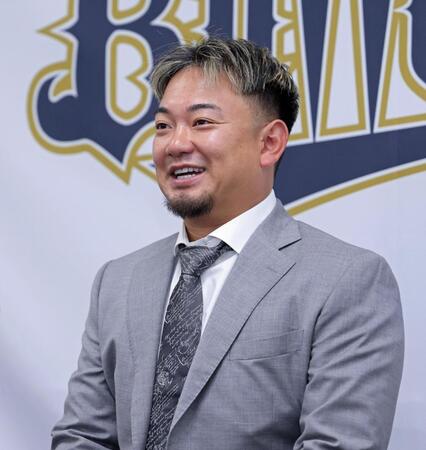 　契約を更改して会見する森（撮影・立川洋一郎）