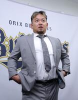 　契約更改を終えて取材に応じる森（撮影・立川洋一郎）