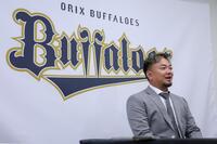 　契約を更改し会見に臨む森（撮影・立川洋一郎）