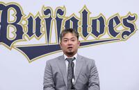 　契約を更改し会見に臨む森（撮影・立川洋一郎）